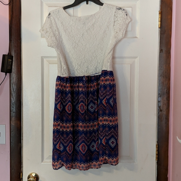 Speechless Short Sleeve Dress w/Lace Overlay & Geometrical Pattern Size 18 1/2 - Picture 2 of 5